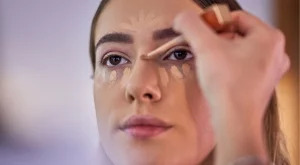 Фон дьо тенът ви се бели и става на люспи? Разберете защо (ВИДЕО)