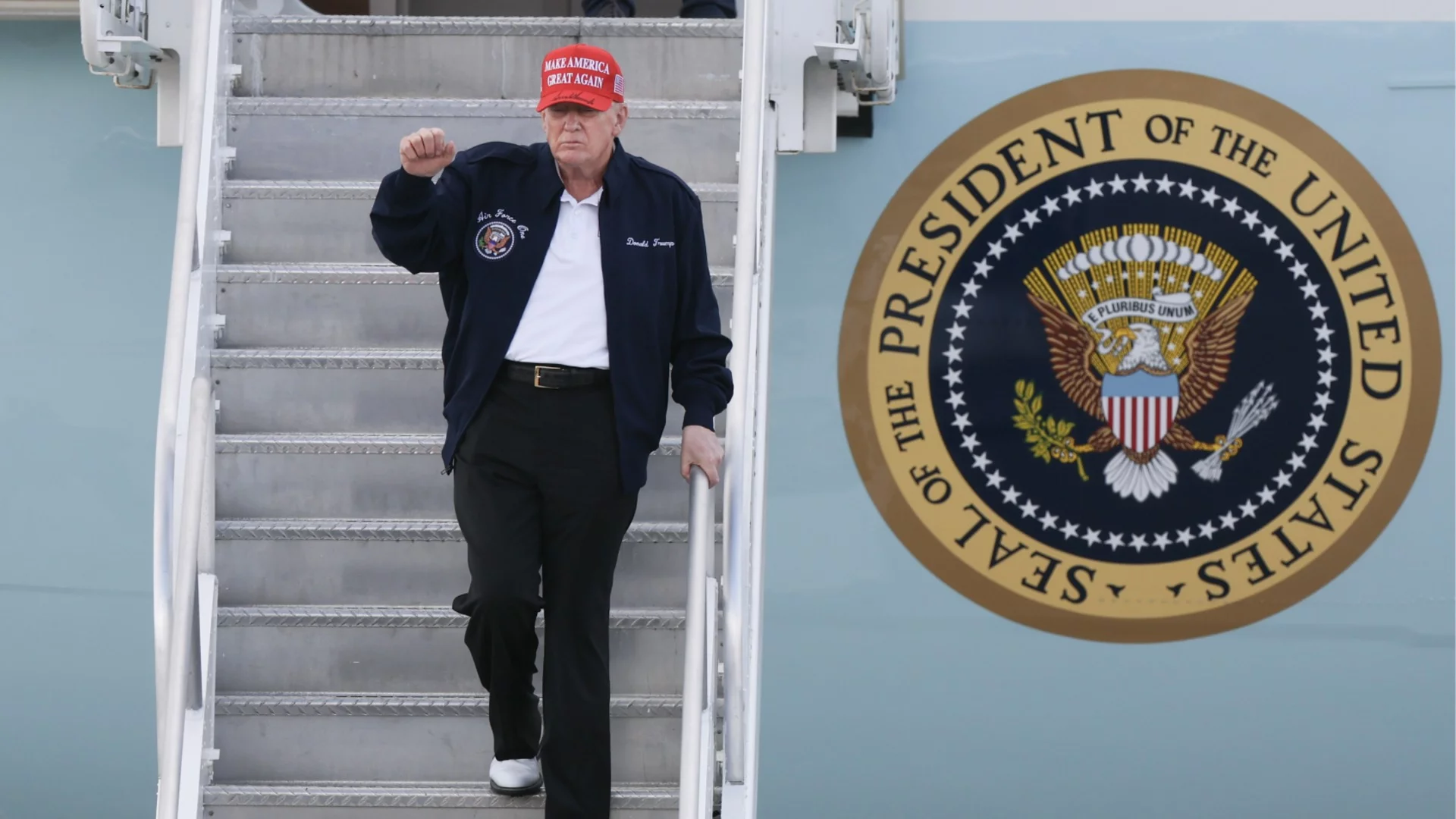 В търсене на големи икономически сделки: Тръмп пристигна в Рияд (ВИДЕО, СНИМКИ)