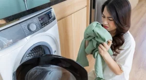 Защо дрехите ви миришат неприятно и след изпирането им?