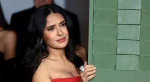 Салма Хайек се разголи на 58 и е супер секси (ВИДЕО)