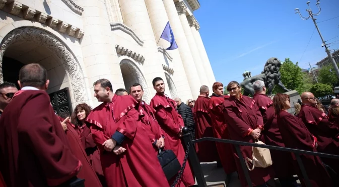 Колко плащаме на прокурорите и секретарките им: Анализ и идеи как да не е разточително