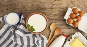 Колко време е безопасно млякото, яйцата и маслото да седят извън хладилник 