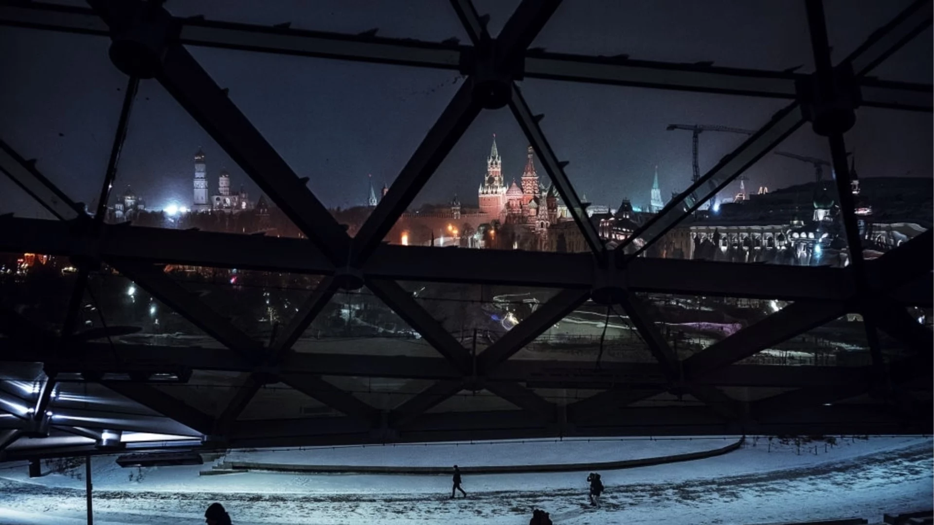 Нова вълна от атаки с дронове срещу Москва, гори обект на "Роснефт" в Рязан (ВИДЕО)