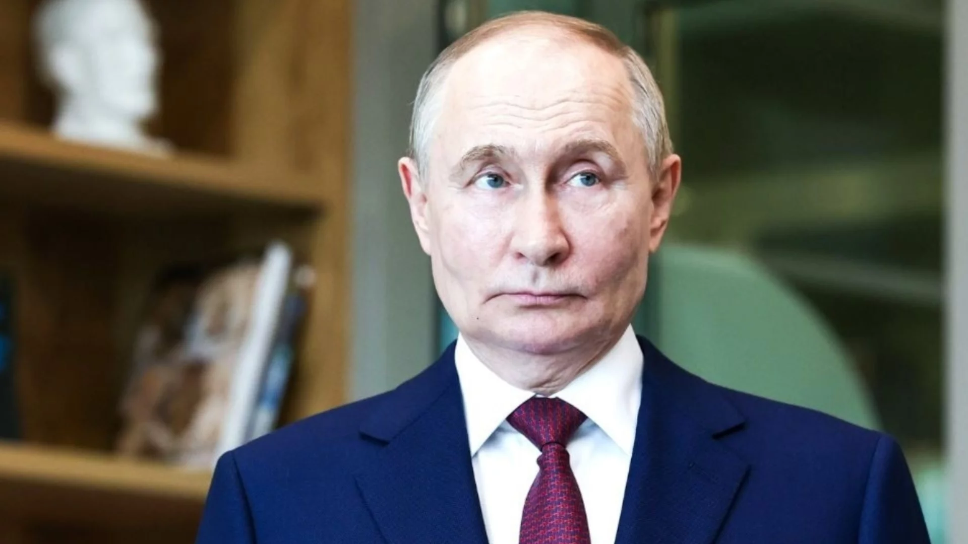 Путин като Рамбо в хеликоптера си: Подигравки как смело се изправил срещу украински дронове (ВИДЕО)