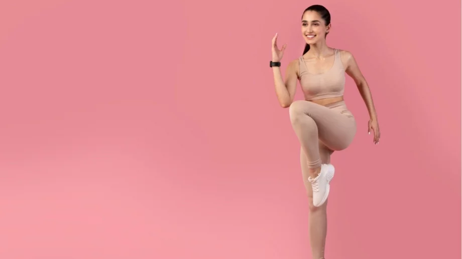 С тази тренировка вкъщи ще стегнете дупето и корема за лятото (ВИДЕО)