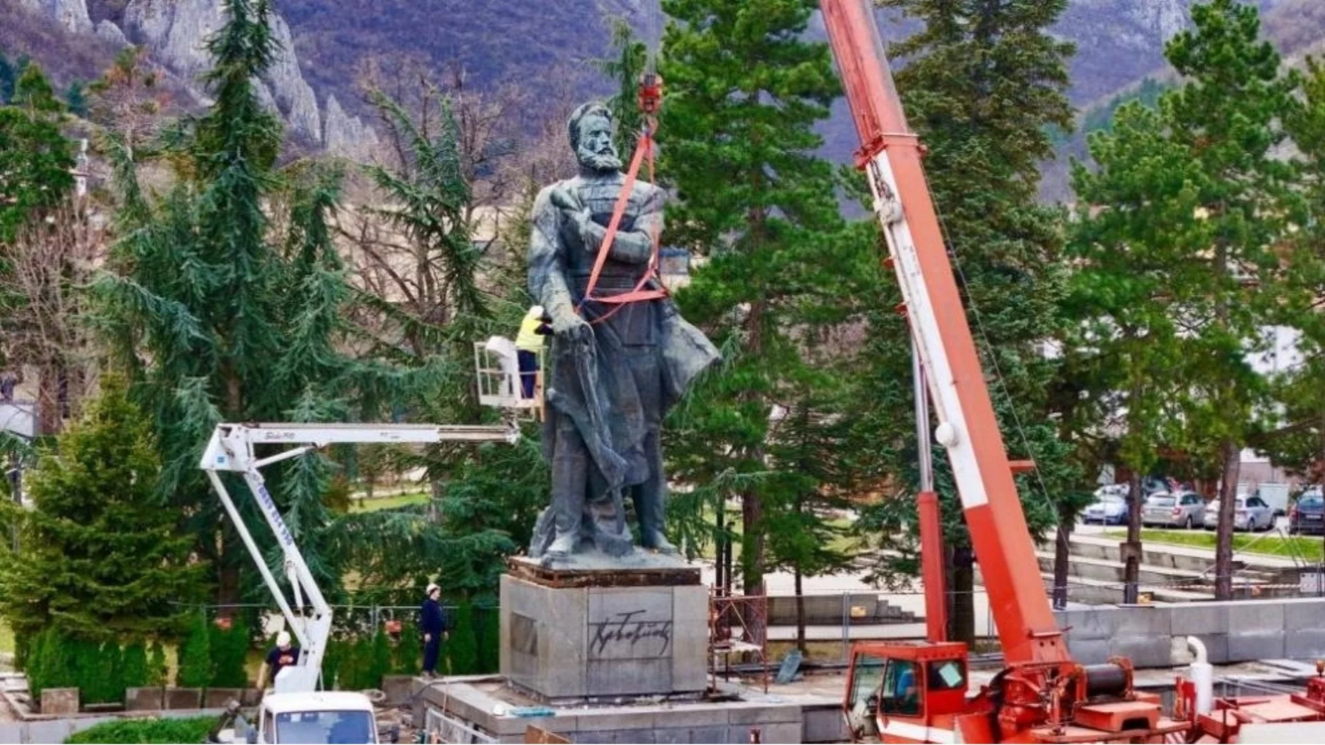 Реставрираният паметник на Христо Ботев се завърна във Враца