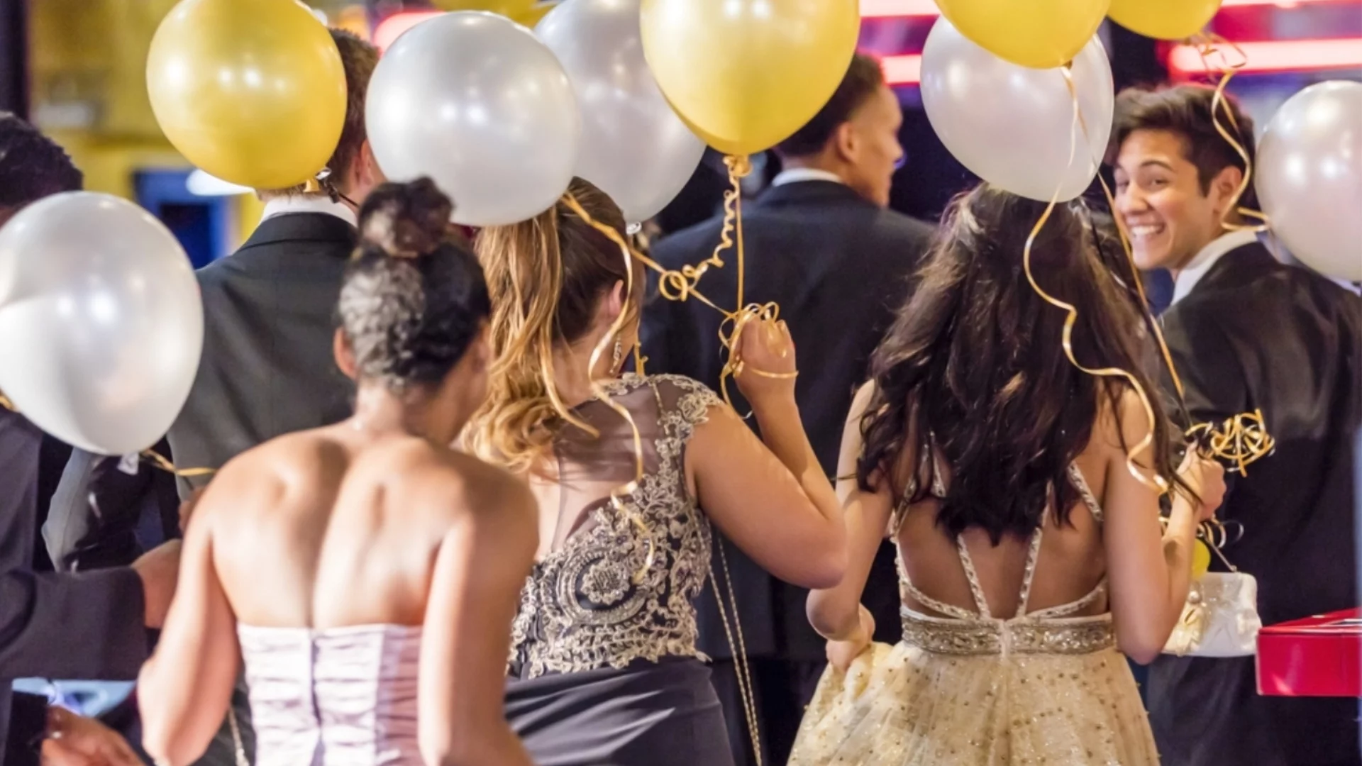 Кои български знаменитости изпратиха абитуриенти тази година (СНИМКИ)