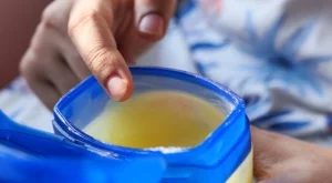 5 чудодейни рецепти за красота с вазелин