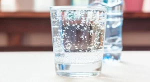Ето какво се случва с тялото ви, ако пиете газирана вода редовно – истината ще ви изненада