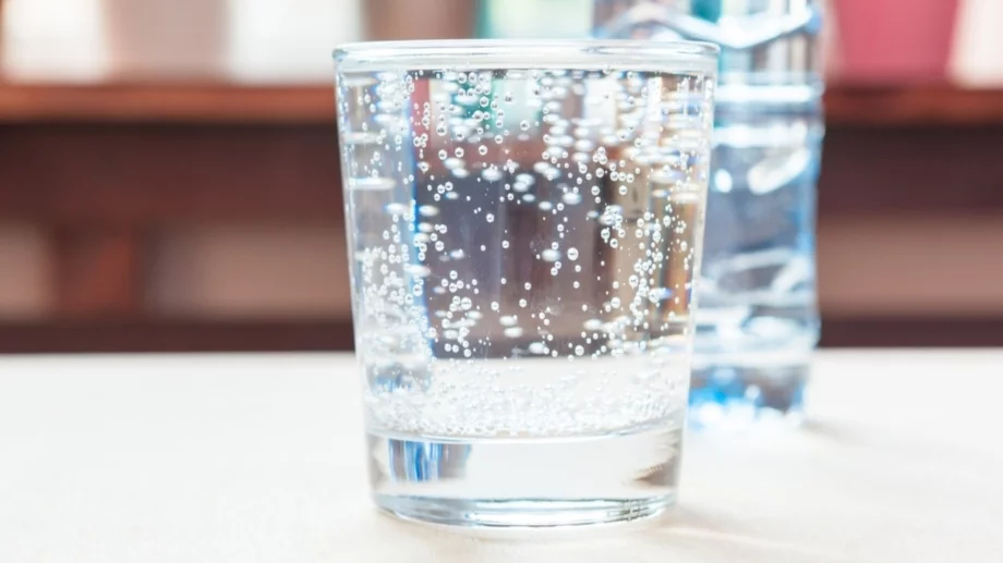 Ето какво се случва с тялото ви, ако пиете газирана вода редовно – истината ще ви изненада