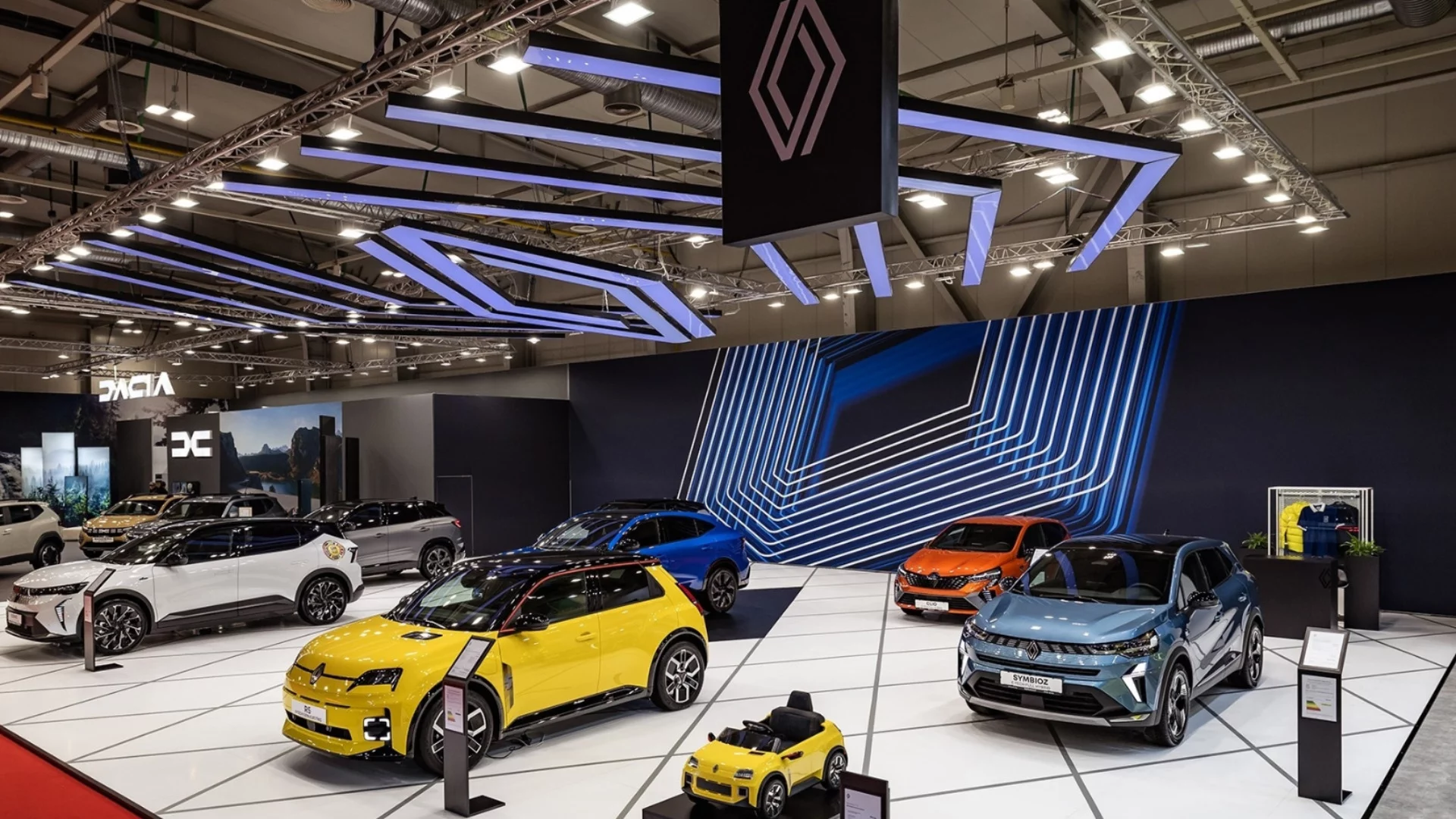 Русия отмъщава на Renault и руснаците с такива коли, бащата на Мъск сипе бисери от Москва (ВИДЕО)