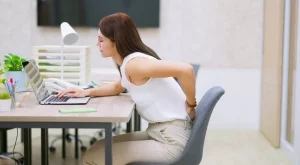 6 малки промени, които могат незабавно да подобрят стойката ви (и да спасят гърба ви)