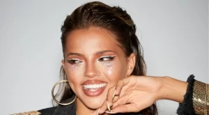 Стана горещо: Дара се съблече (СНИМКИ)