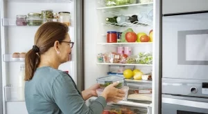 6 храни, които не бива да съхранявате на долния рафт на хладилникa