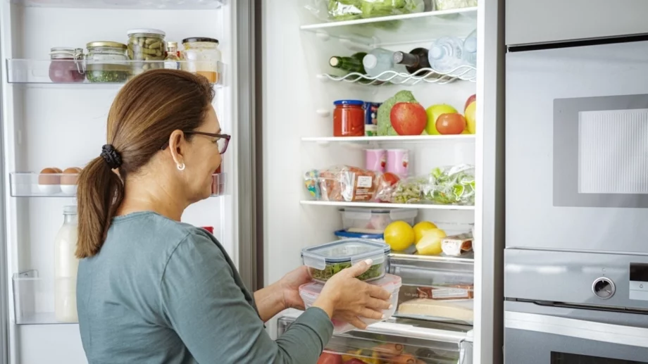 6 храни, които не бива да съхранявате на долния рафт на хладилникa