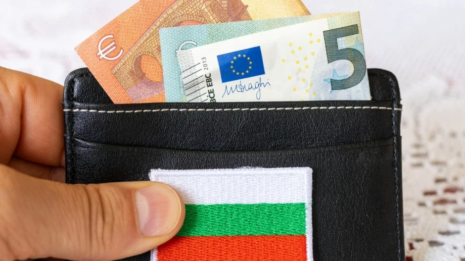 Каква част от българите одобряват влизането в еврозоната?