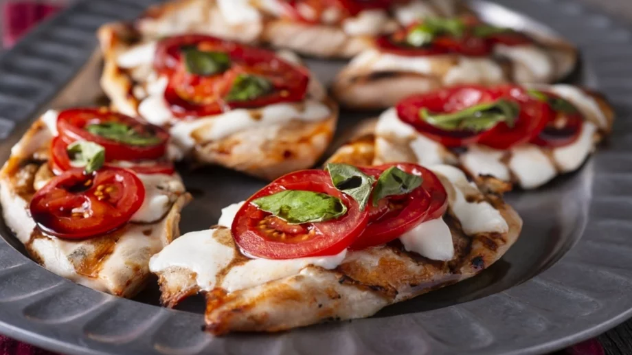 Сочни пилешки филенца Капрезе