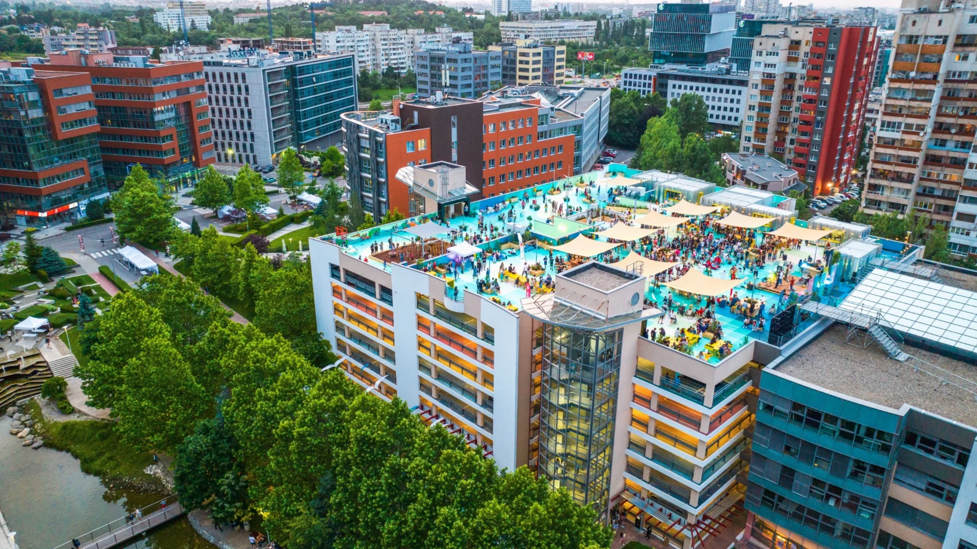 The Rooftop BPS: Графити, музика и залези от седмия етаж