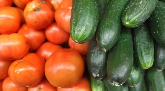 Доматите и краставиците ще дават плодове до есента, ако през юни ги поливате с този тор