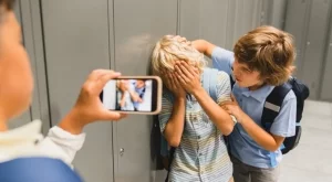 Притеснително: Само 1 от 10 българи търсят помощ, когато детето им пострада при насилие