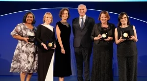 Пет вдъхновяващи жени учени спечелиха международните награди "За жените в науката" 2025 