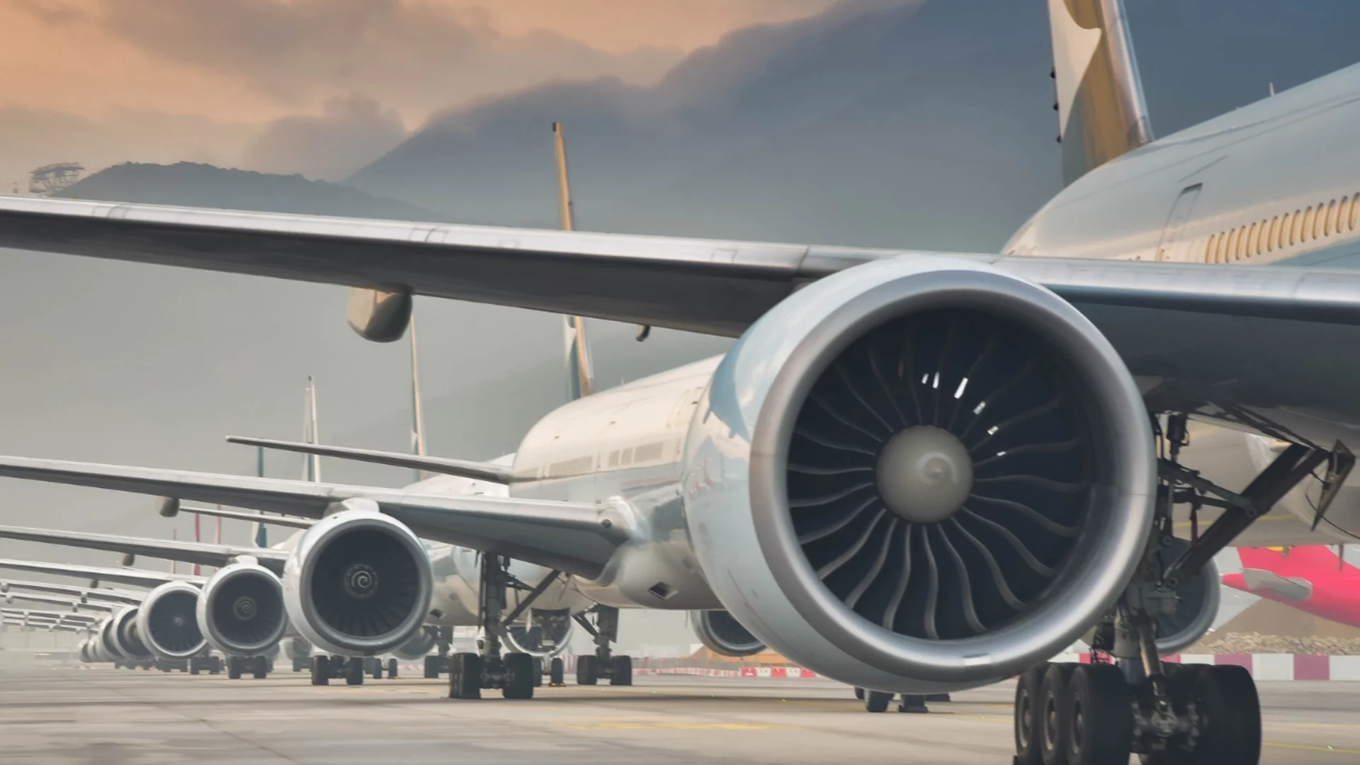 В час пик и внезапно: Срути се част от покрива на летището в Майорка