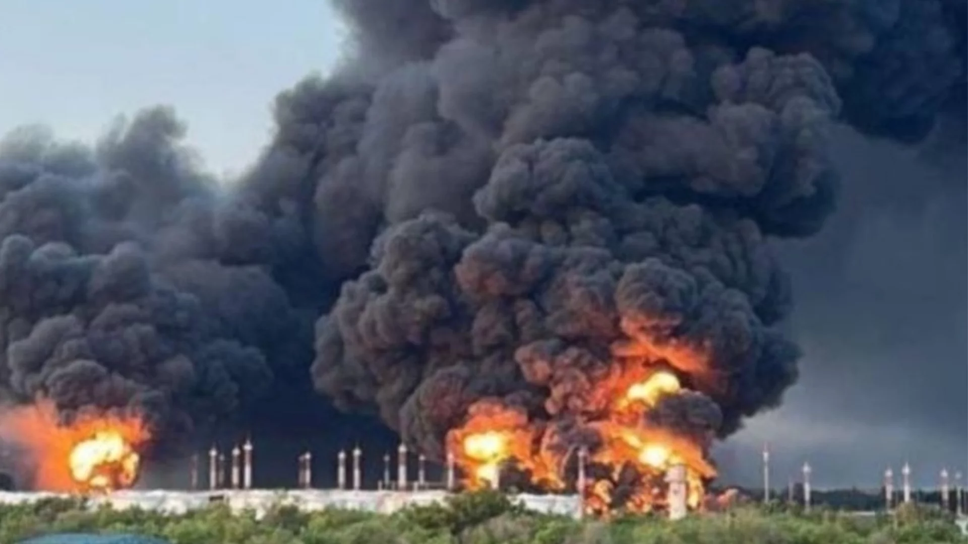 Украйна удари Брянск в Русия, складове за горива са в пламъци (ВИДЕО)