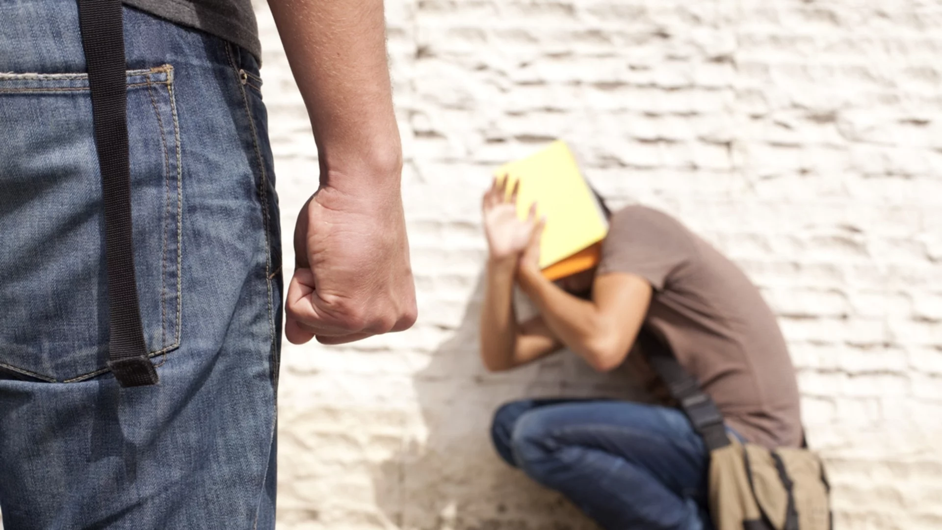 "Удряше главата му в бетона": Разказ на бабата на детето, пребито от баща си в Габрово