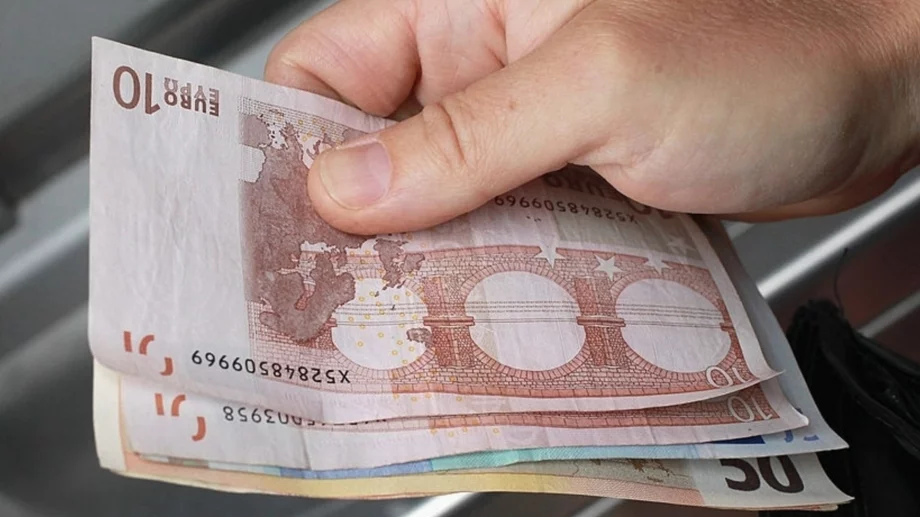Новите пенсии ще се изписват и в евро