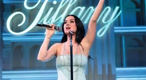 Инцидент на сцената: Кейти Пери едва не падна от голяма метална сфера (ВИДЕО)