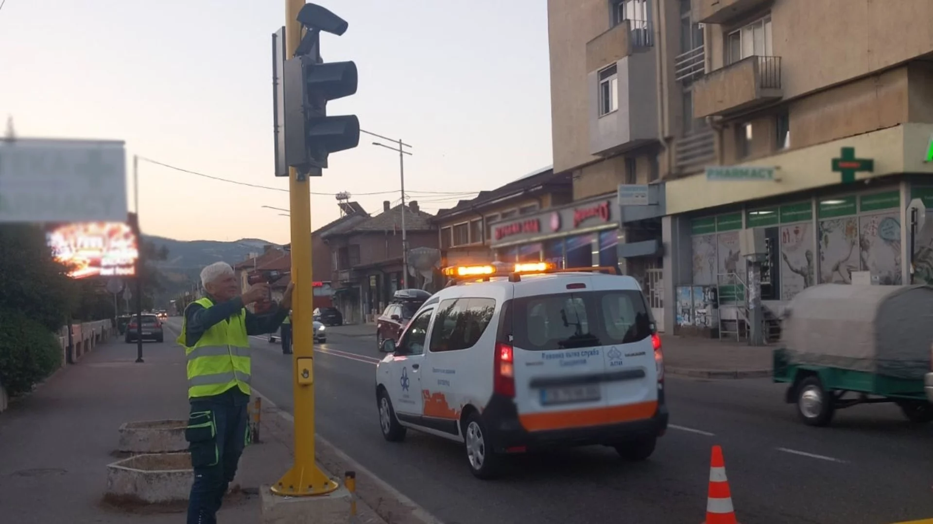 Заради задръстванията: Монтираха светофар на път в Кресна