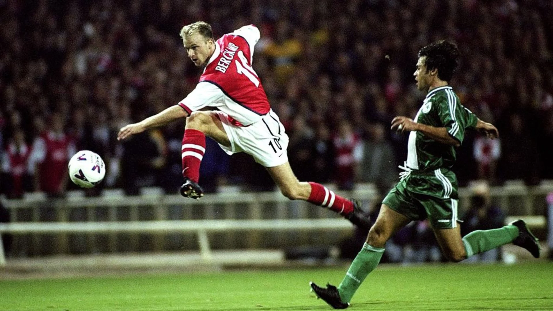 Фамозният гол на Бергкамп, който трудно някой ще повтори (ВИДЕО)