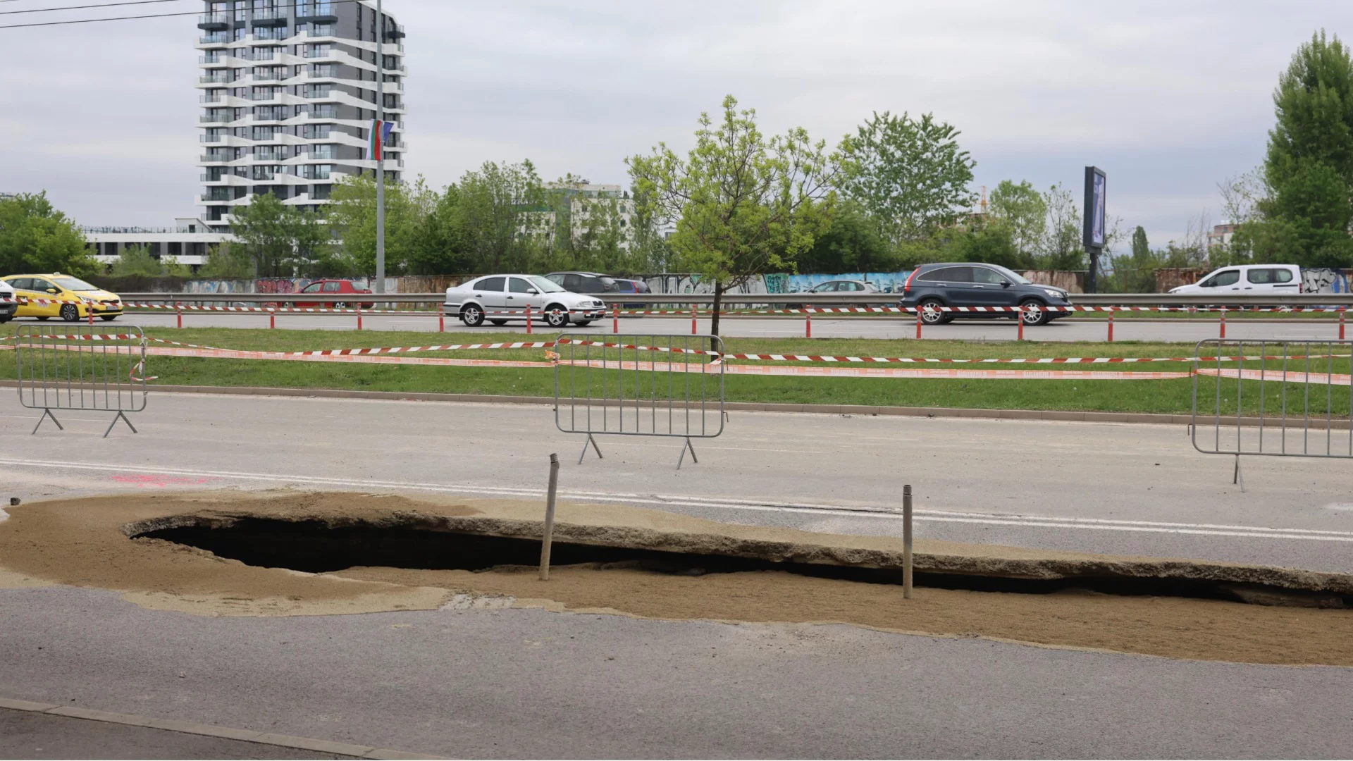 Портал към ада: Огромна дупка погълна два камиона (ВИДЕО)