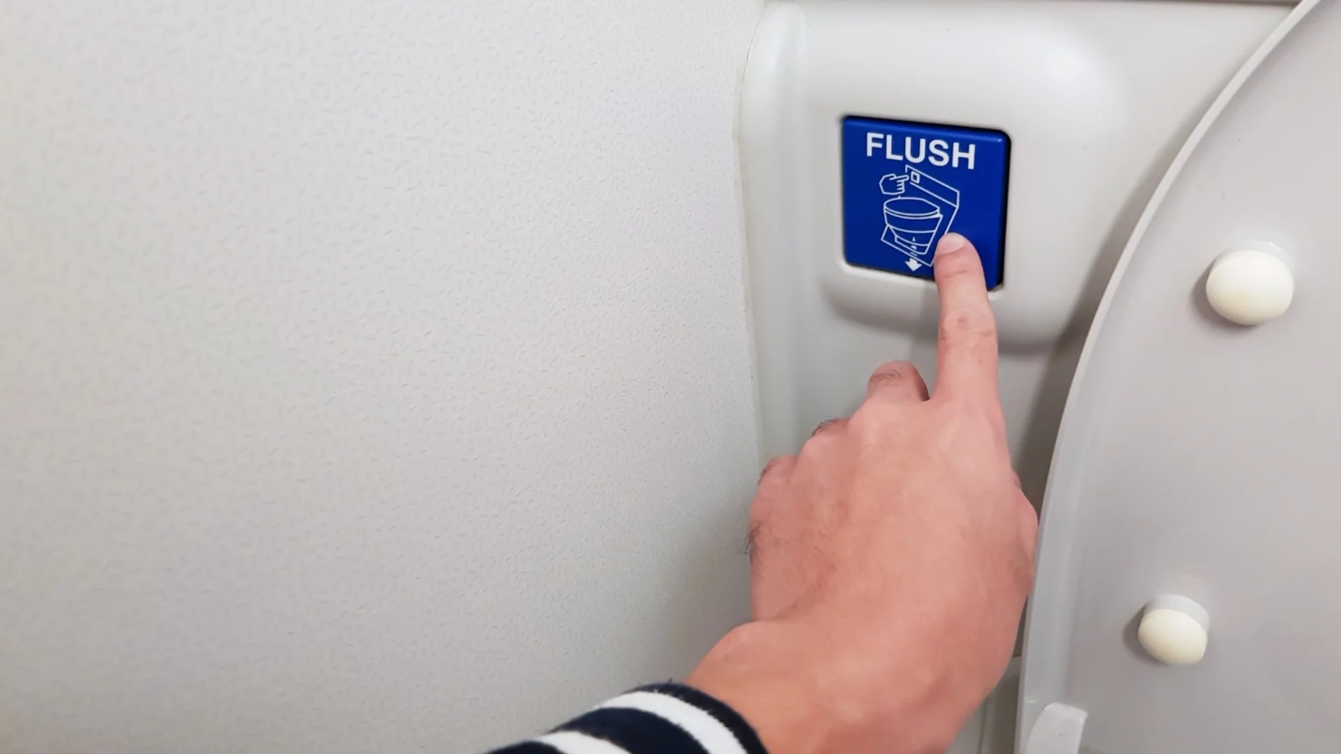 Тоалетната в самолета: Как работи и защо се чува силен и смущаващ звук?