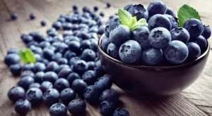 Най-добрият начин за почистване на боровинки за премахване на пестициди