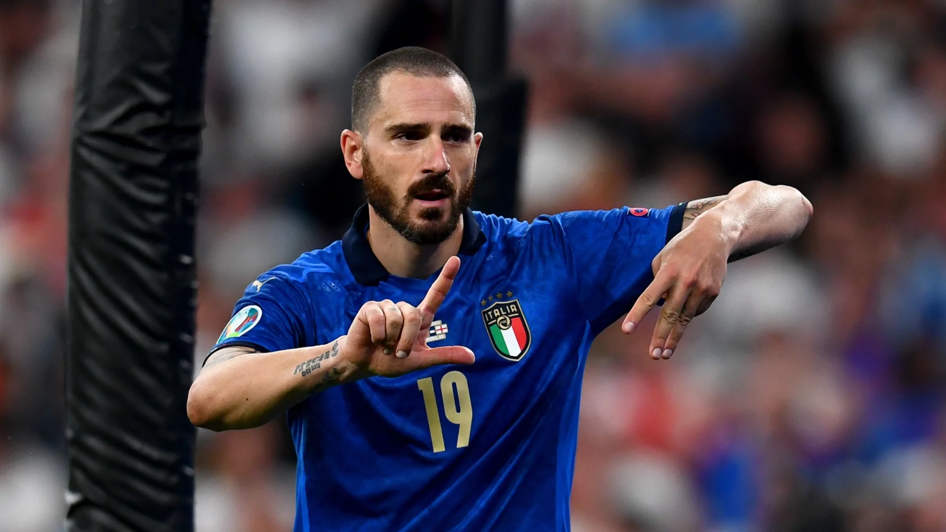 Моментът, в който Бонучи забрави, че мачът е благотворителен и играе срещу...жена (ВИДЕО)