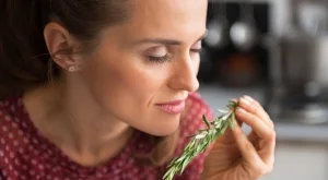 Измиване на лицето с вода от розмарин: Чудодейни ползи