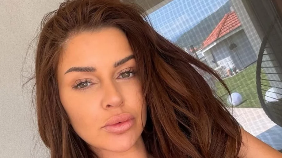 Певицата Дебора катастрофира със сина си, била е пияна