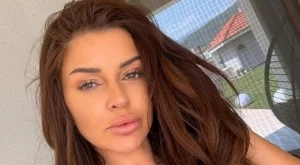 След като катастрофира пияна: Могат да отнемат детето на фолк певицата Дебора