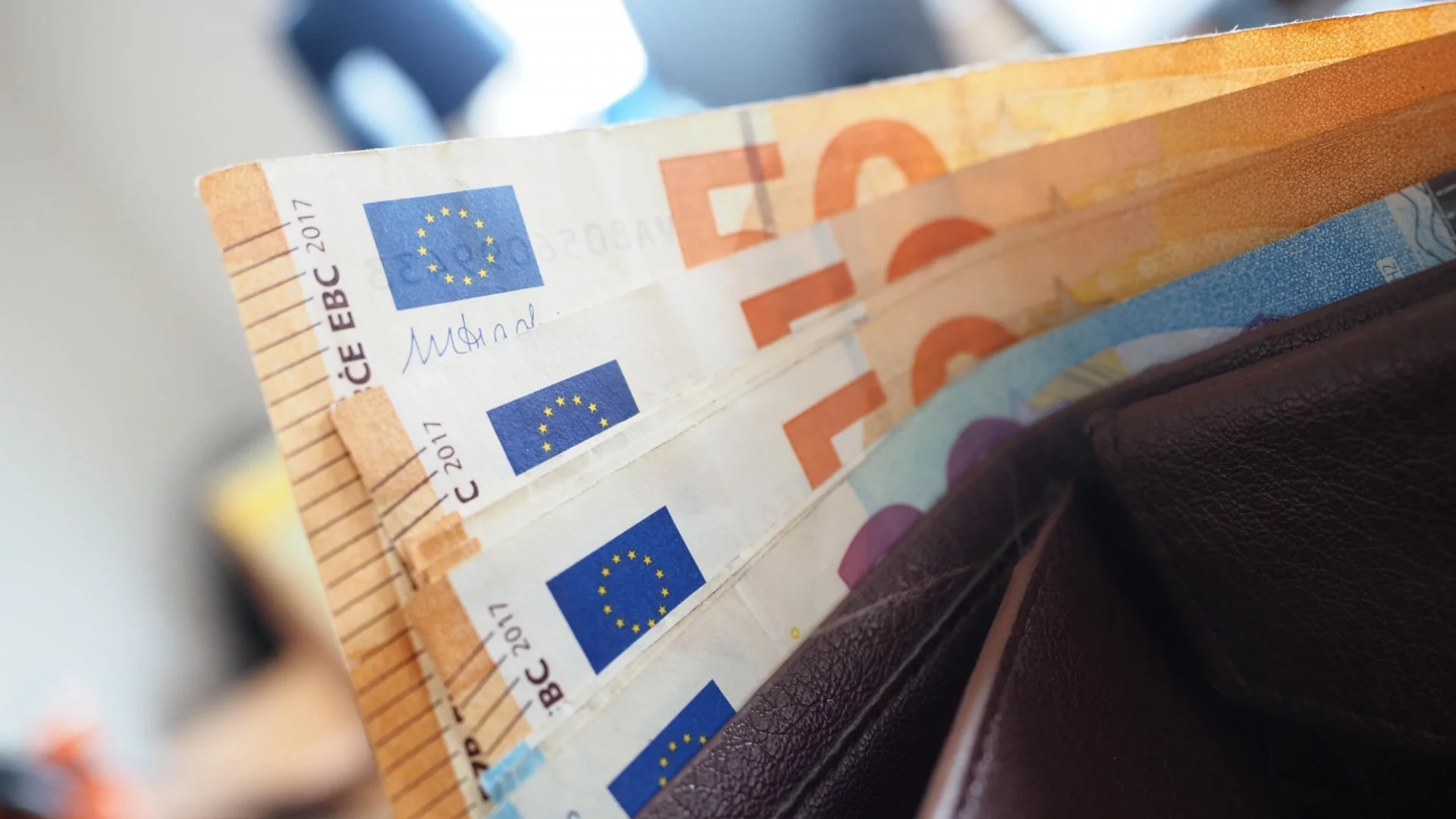 Сега ли да сменяме левовете си в евро и къде да си търсим правата? (ВИДЕО)