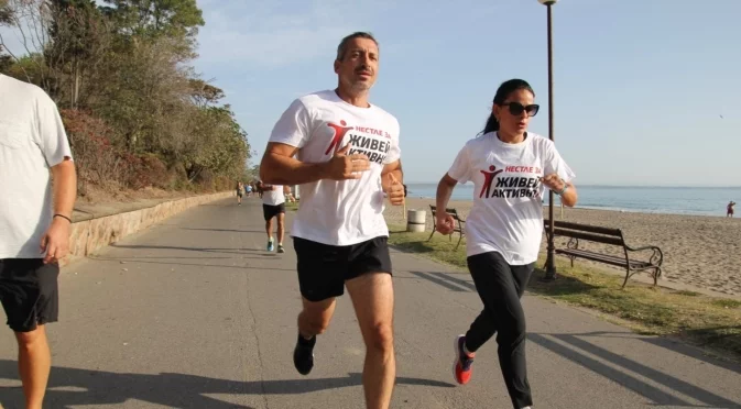 От площад „Пантеона“ в Морската градина на Бургас тръгва първото Цветно тичане по залез, организирано от „Нестле за Живей Активно!“