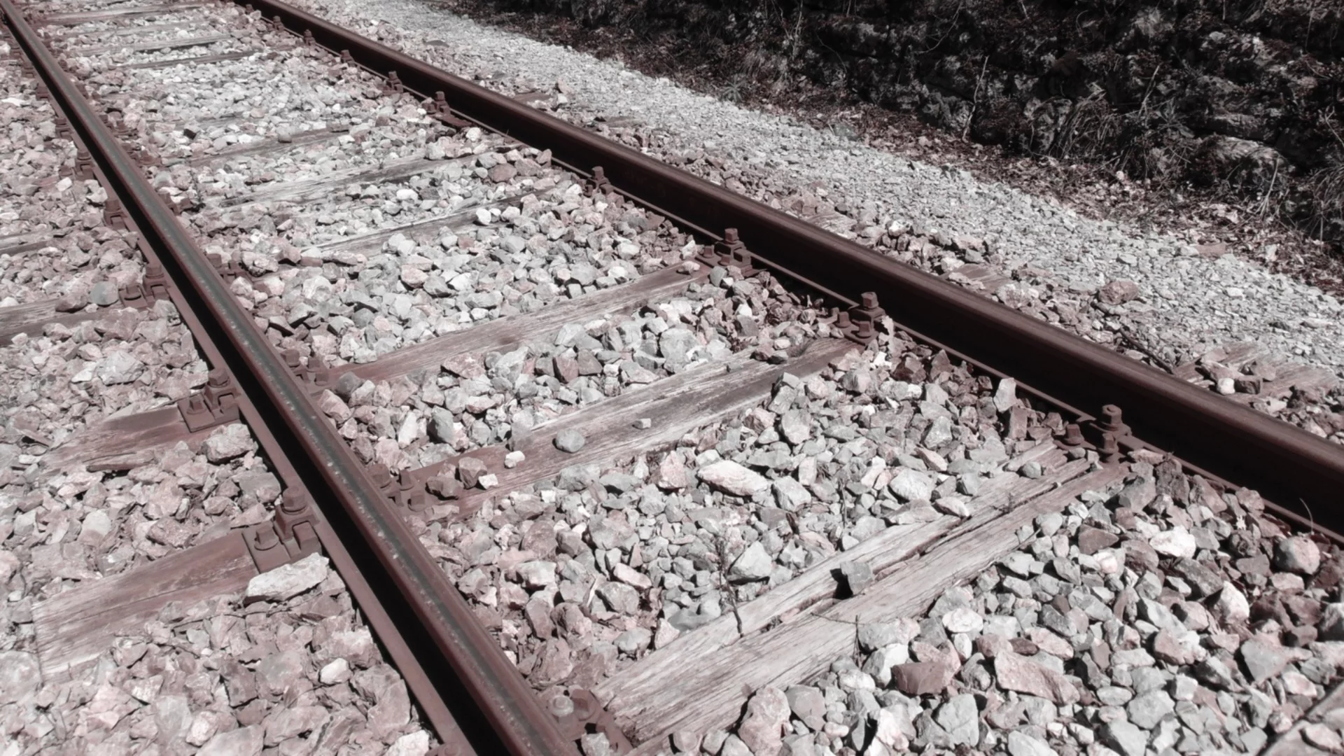 Товарен влак дерайлира край Калофер