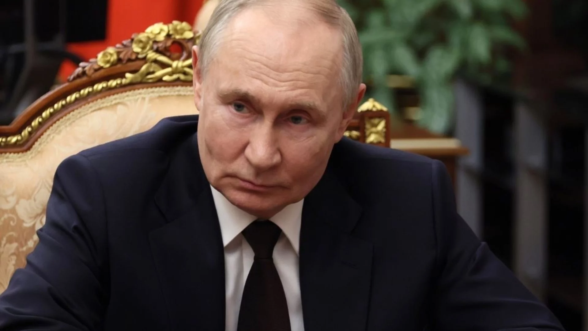 Младият Путин предупреждава съгражданите си за месианската лудост на Стария Путин 