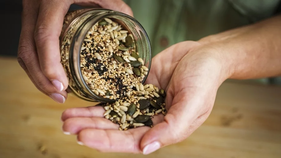 Лекар от Харвард съветва: Често яжте тези 5 семена 