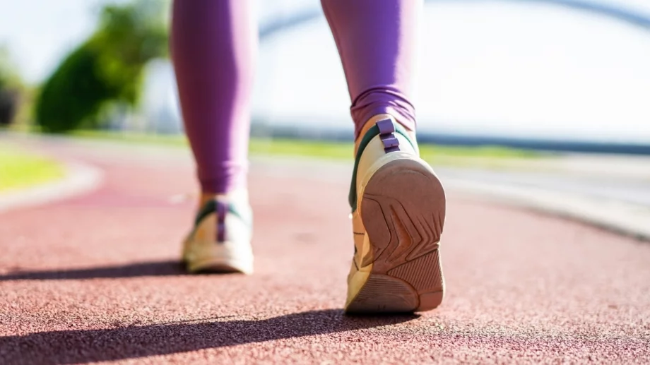 Разходка на празен стомах или след хранене: Кое е по-ефективно за отслабване