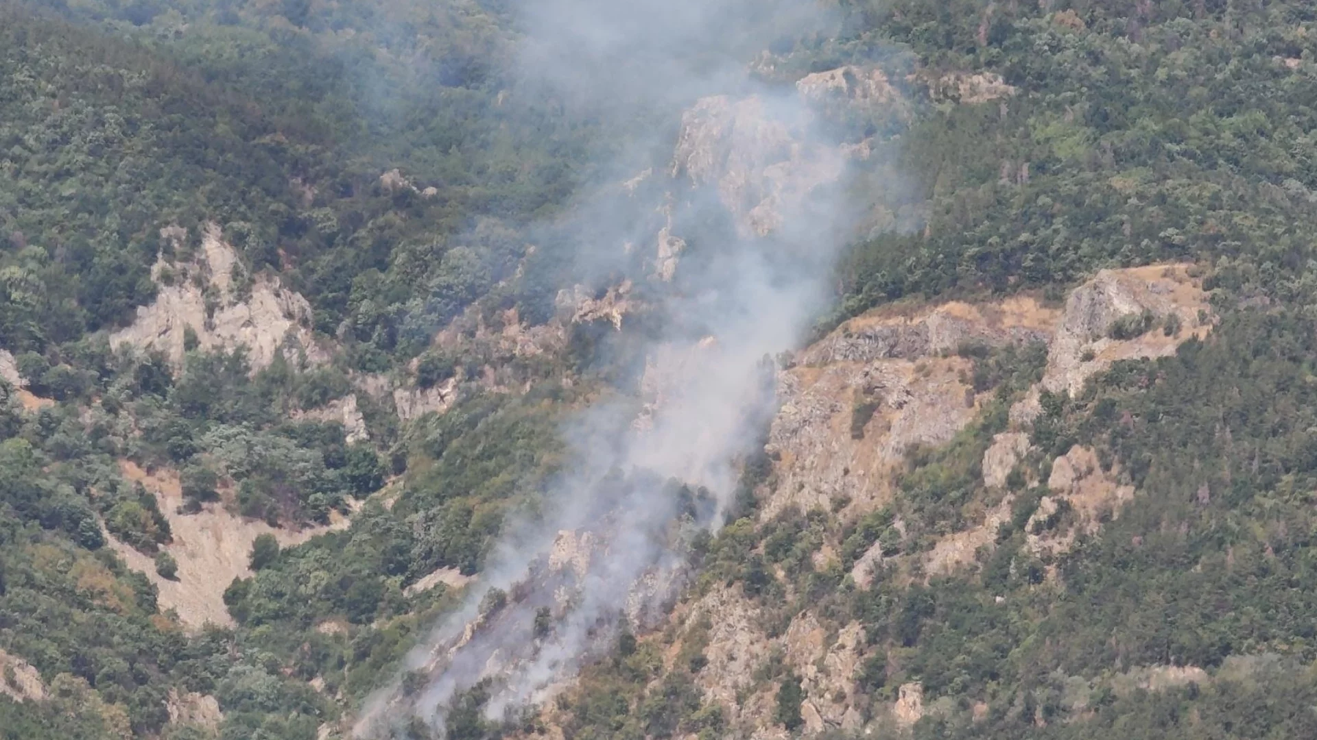 Дъжд заваля там, където е най-опасният пожар в България - данни какво е положението