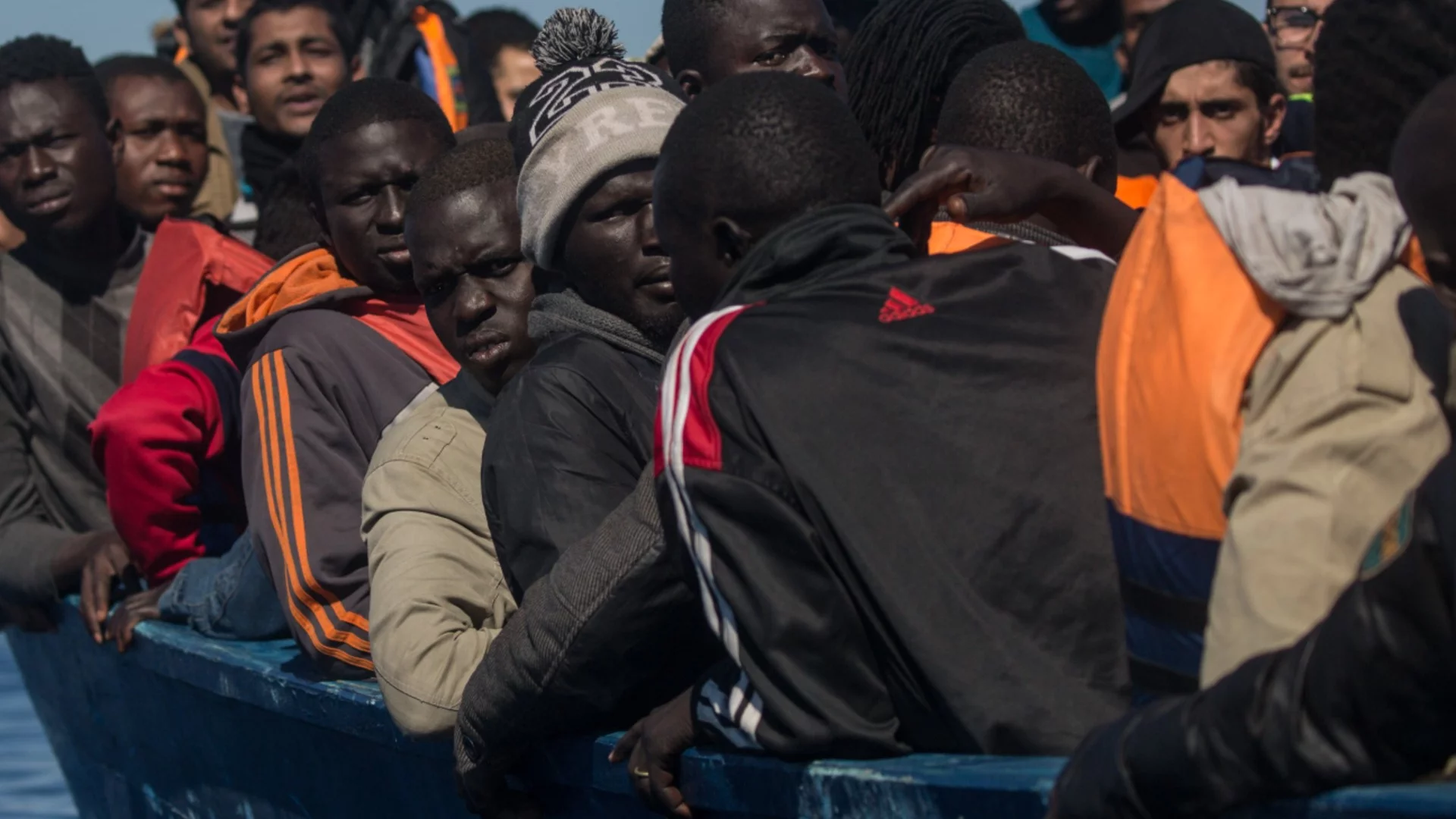 Мигранти в отчаяние: Свърши им горивото и се гмурнаха в морето