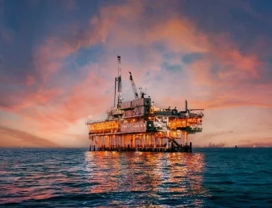 Цената на петрола е в очакване на срещата в Аляска