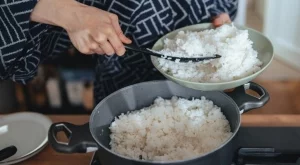 Как да приготвяте ориз, за да се намали съдържанието на нишесте