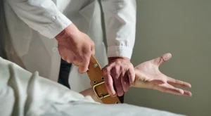 Вкараха известен гръцки певец в психиатрия